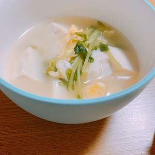 豆腐と豆苗のふわふわ卵スープ
